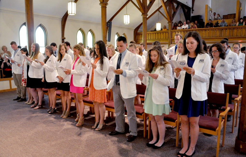 Class of 2018 recites the Professional Oath for Physical Therapists