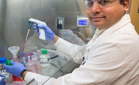 Srinidi Mohan in lab