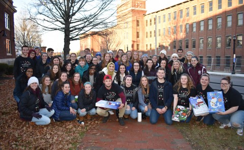 Class of 2022 students gathered in Biddeford to spread holiday cheer during service event