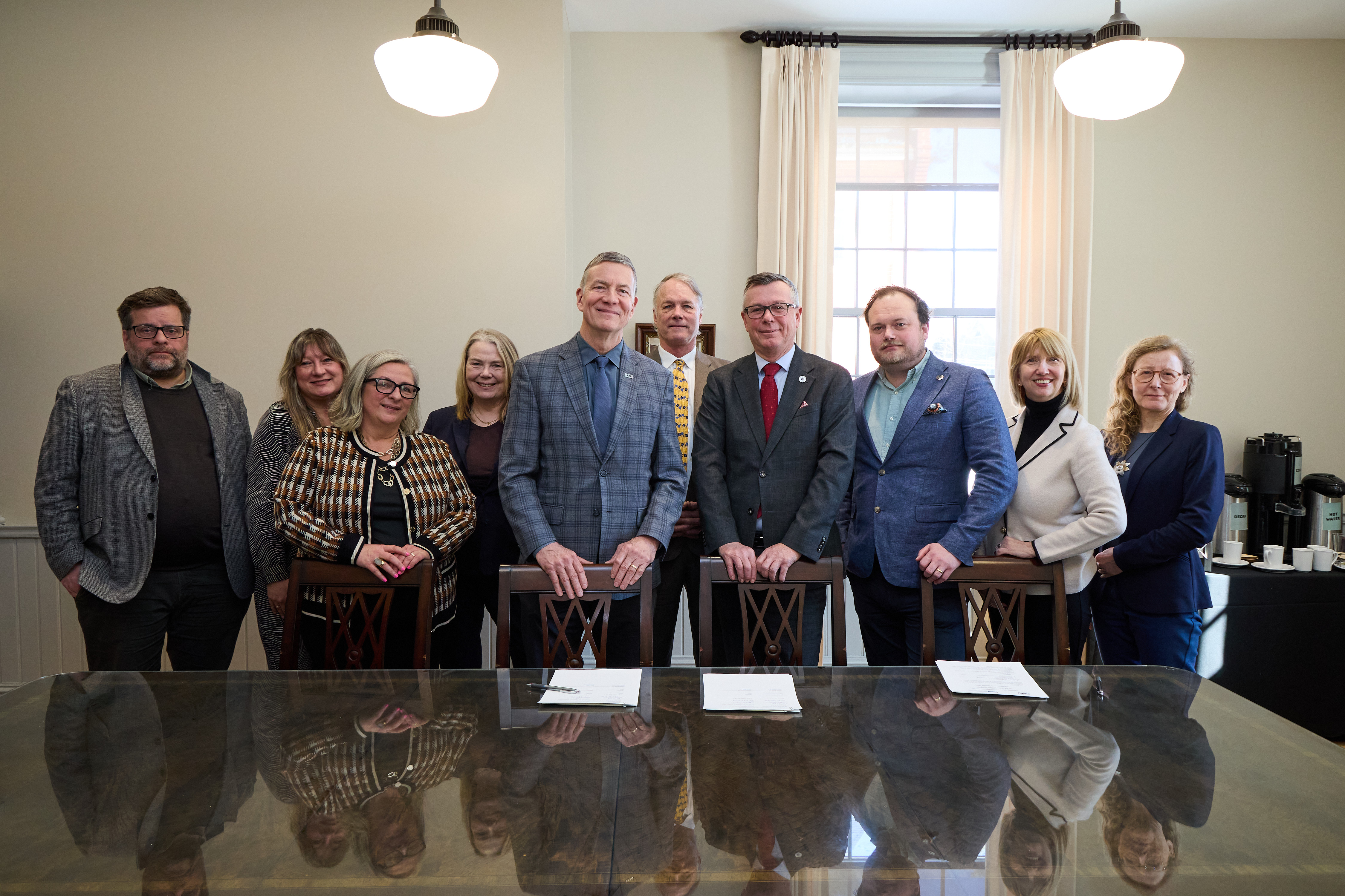 UNE leadership and a Norwegian academic delegation pose for a group photo