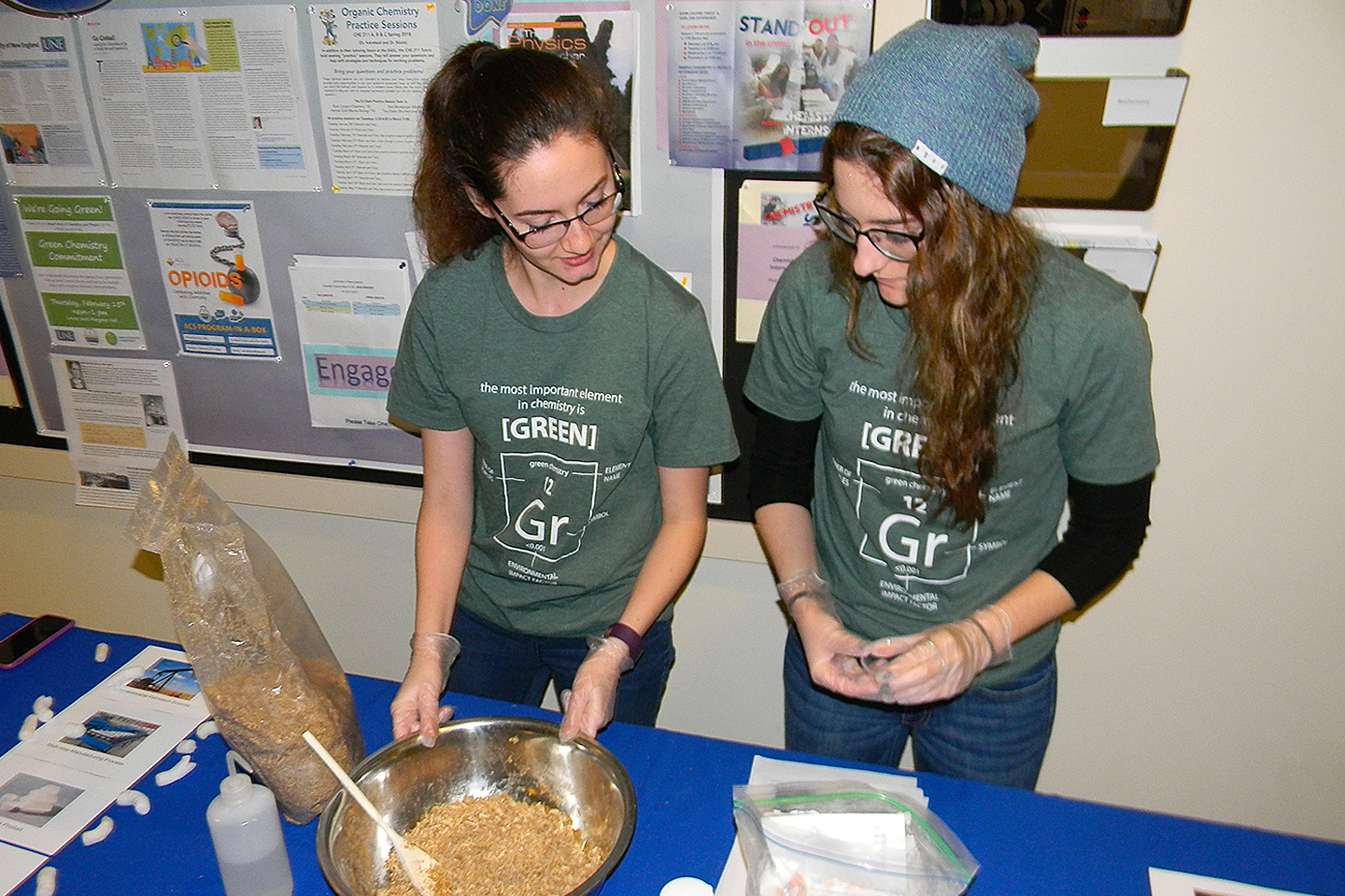 u n e students who are members of the chemistry club participate in green chemistry commitment signing