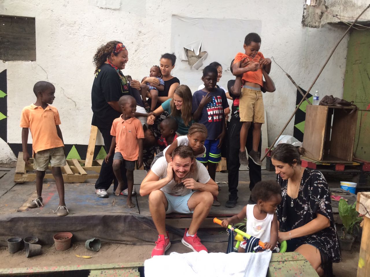shea dodson plays with children on her social work trip to jamaica