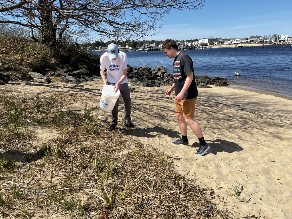 Students remove litter from Freddy Beach