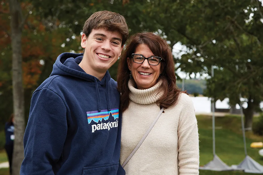 A U N E student and their mother smile at the camera