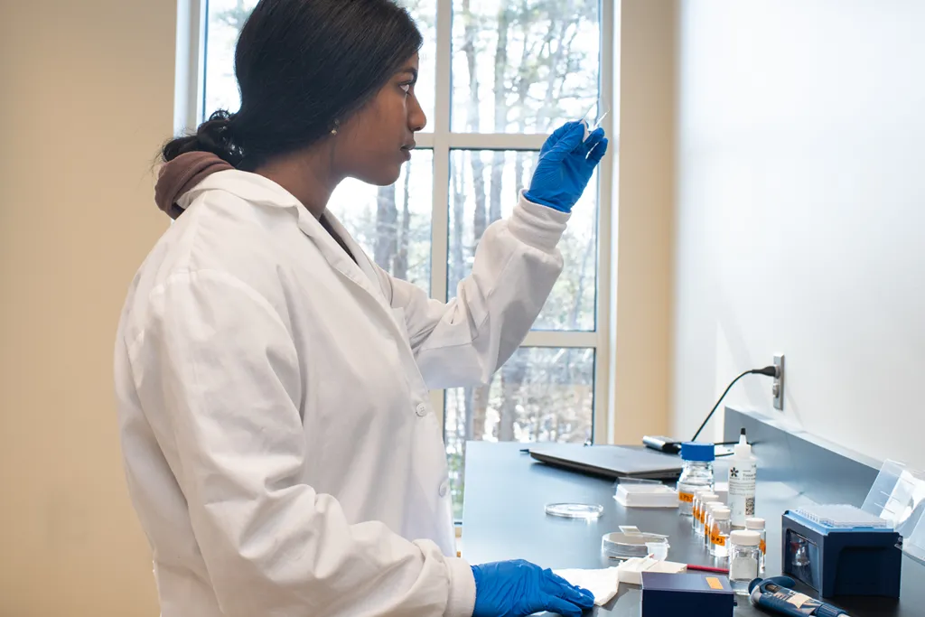 A student works in the neuroscience lab