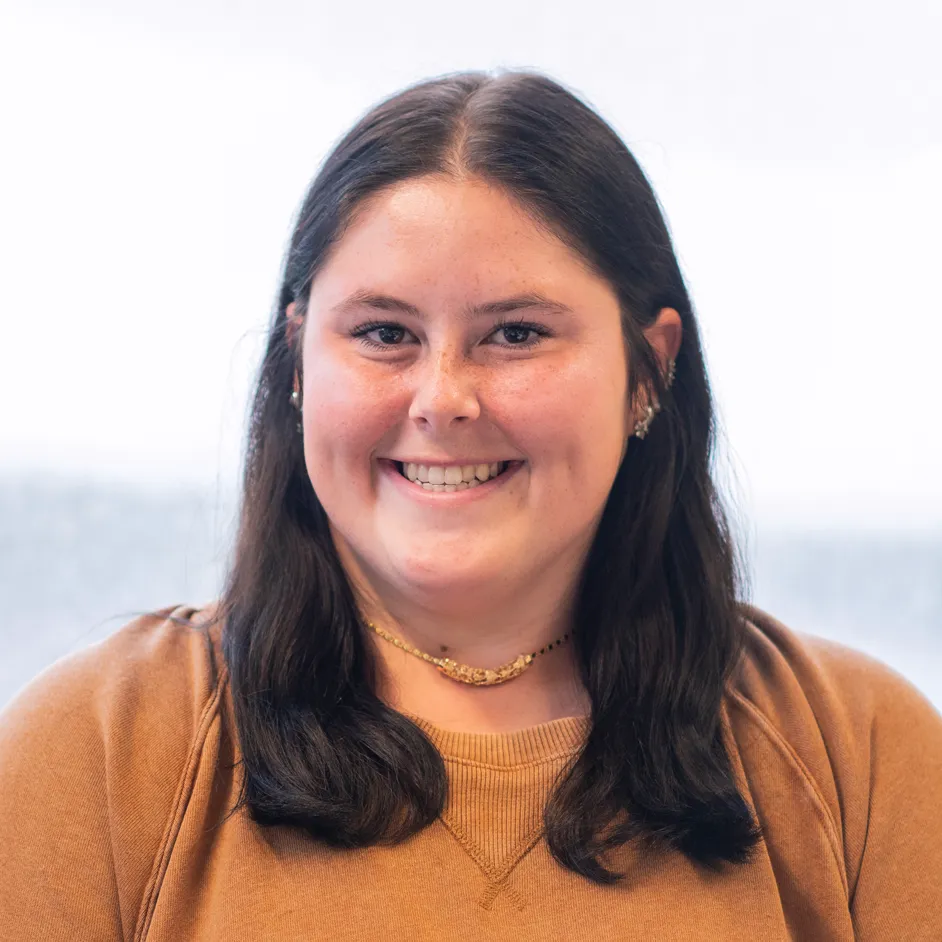 Headshot of Elizabeth Huggins