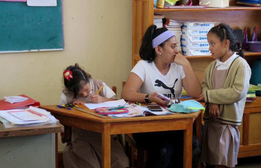 UNE students helped primary school students in Mexico with their studies