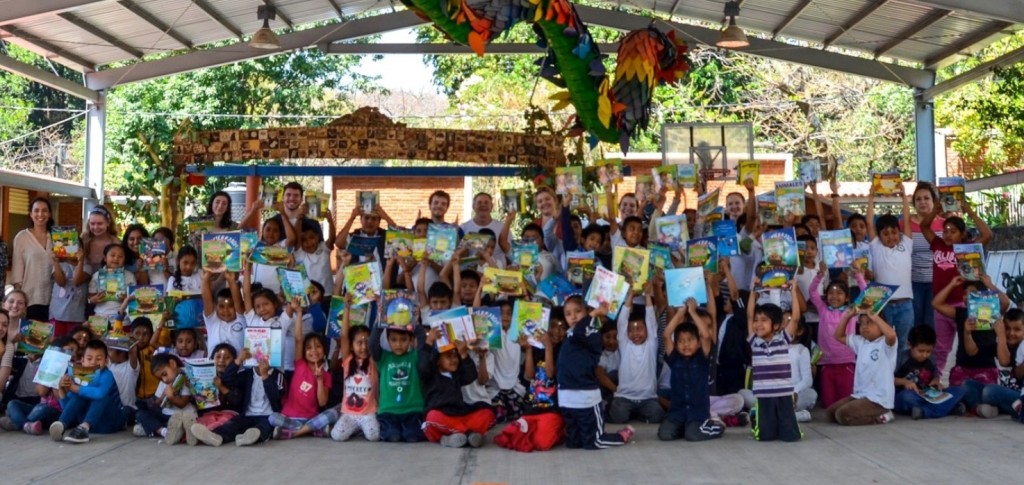 UNE donated 600 books to a primary school in the village of Amatlán