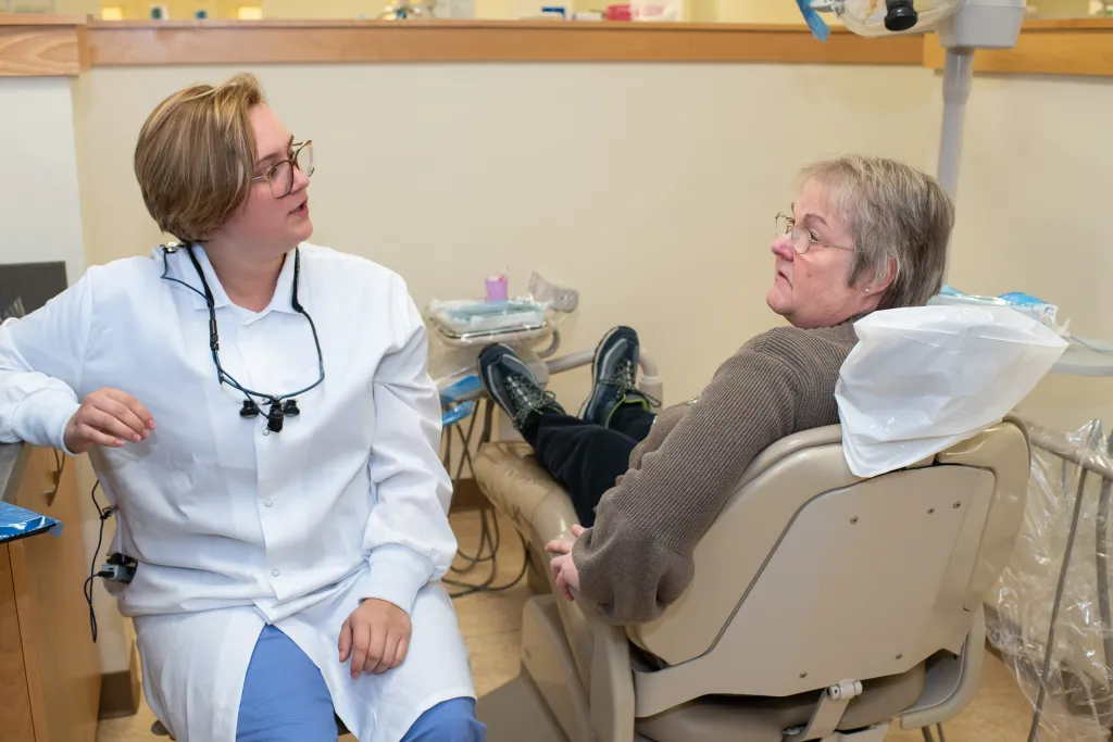 Student Alexis Delong chats with veteran Brenda Fizur about her care