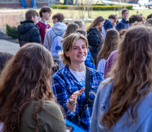 A U N E student guide shows visitors around campus
