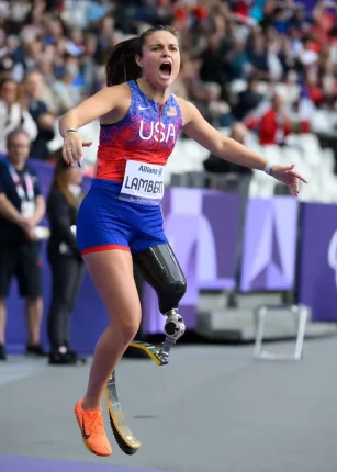 Para athlete Noelle Lambert shared her story with more than 300 UNE students.