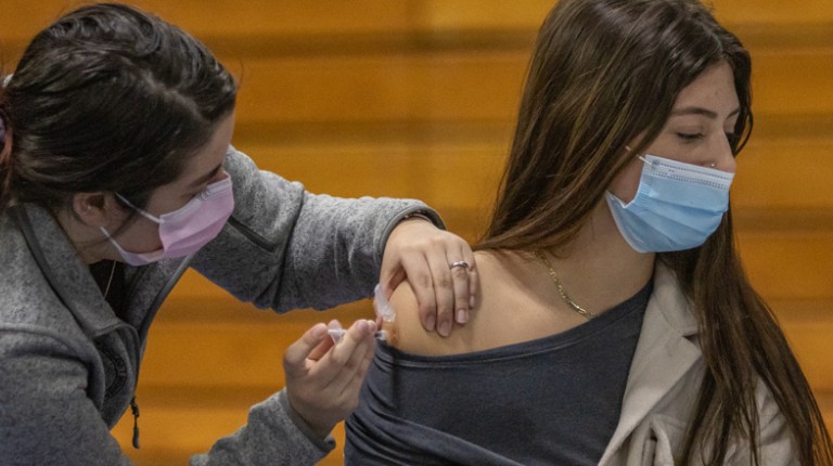 A College of Osteopathic Medicine students gives a vaccine to another student at the Vaccine Clinic