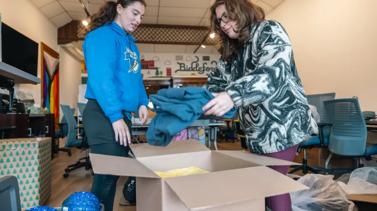 UNE students help to decorate Biddeford with lights.