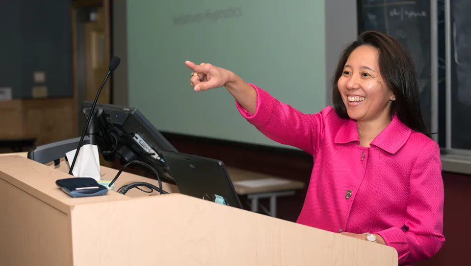 Dr. Cassia Mizuno speaking to pharmacy students