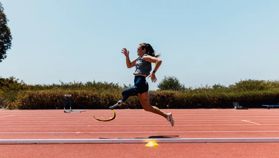 Para athlete Noelle Lambert shared her story with more than 300 UNE students.