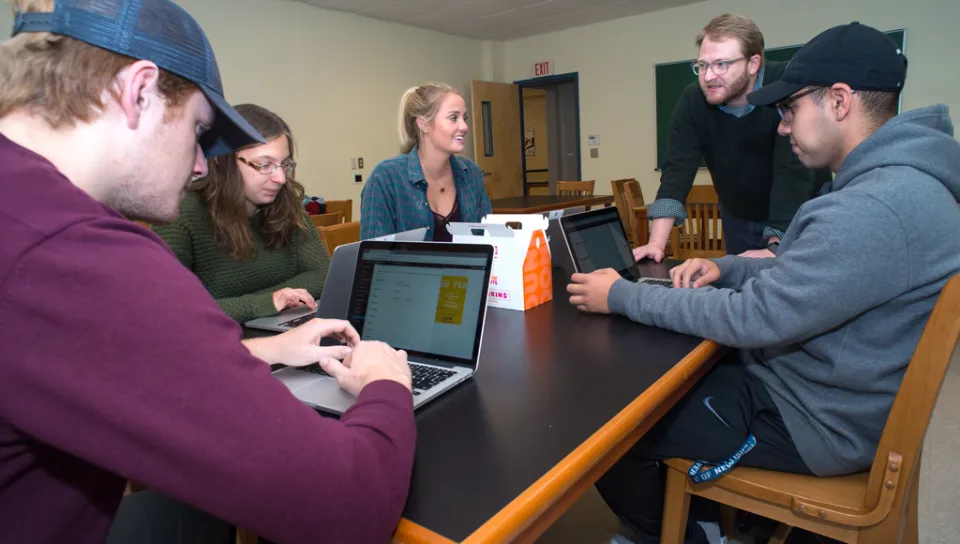 A class of students create Wordpress websites on their laptops