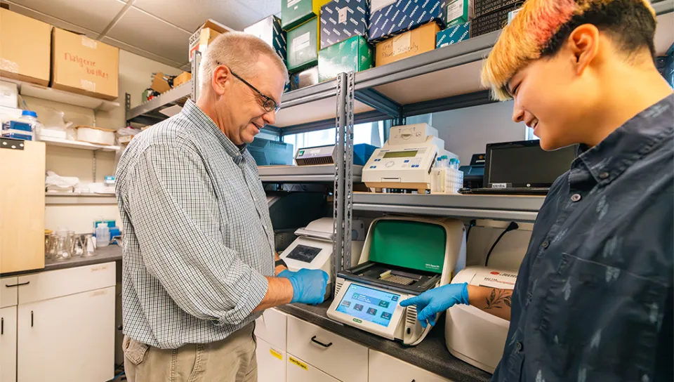 Ruby Motulsky and Markus Frederich working with samples in the lab