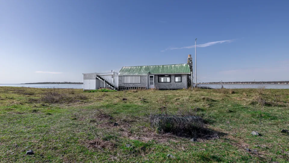 UNE team of students and faculty install seismometer on Ram Island