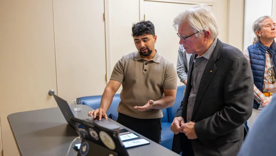 A student presents his project to David Evans Shaw, the Shaw Innovation Fellows' namesake 