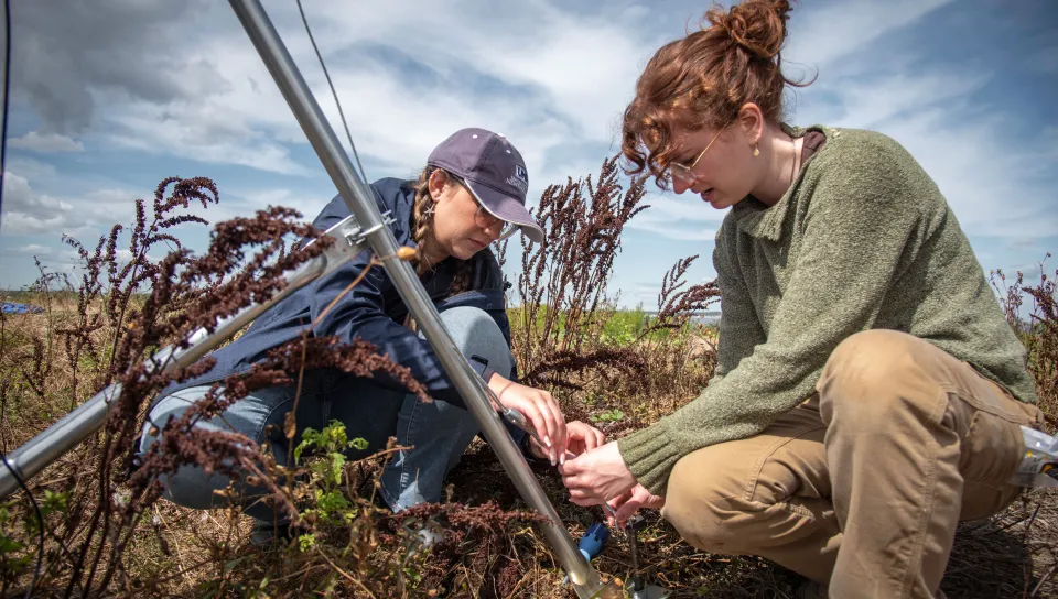 Student JoJo Pikowski and Innovator Emily Wood secure the weather station