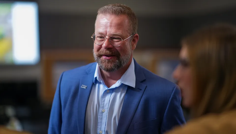 Wes Renfro engages with student at SURE symposium