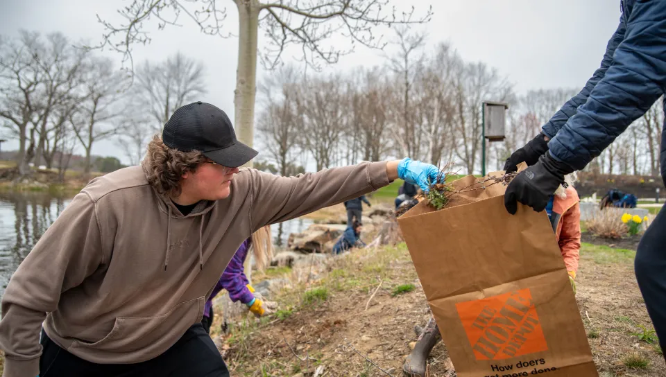 Students dispose of beach debris