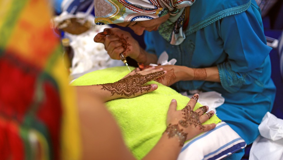U N E students getting henna