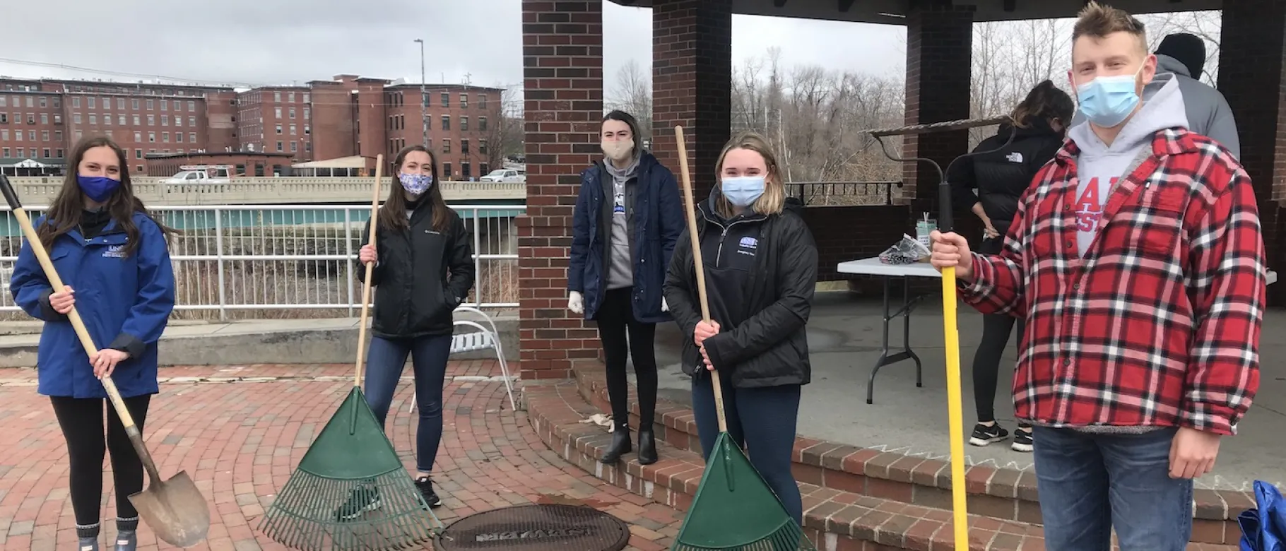 Student volunteers get ready to clean up Biddeford park