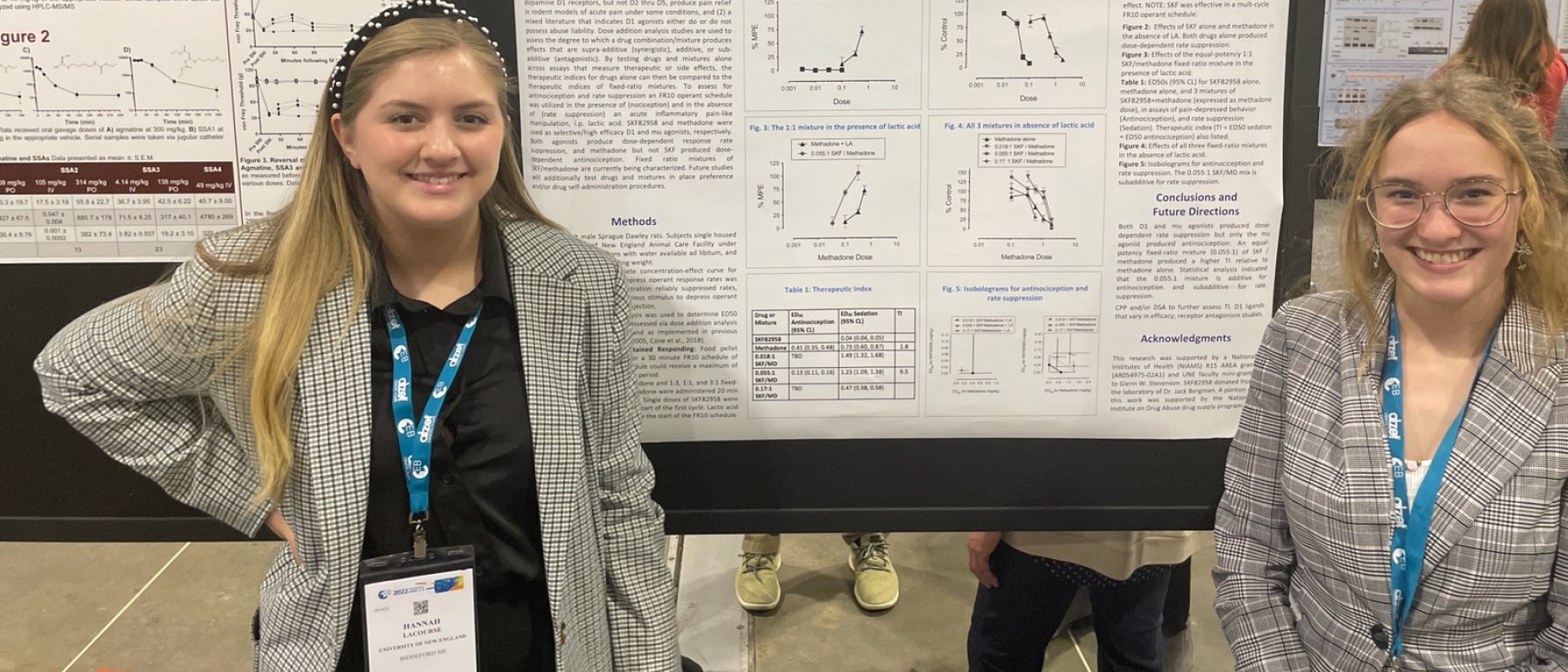 Hannah LaCourse, ‘23 (left) and Francesca Asmus, ‘22 (right) at the 2022 Experimental Biology meeting in Philadelphia in front of their poster