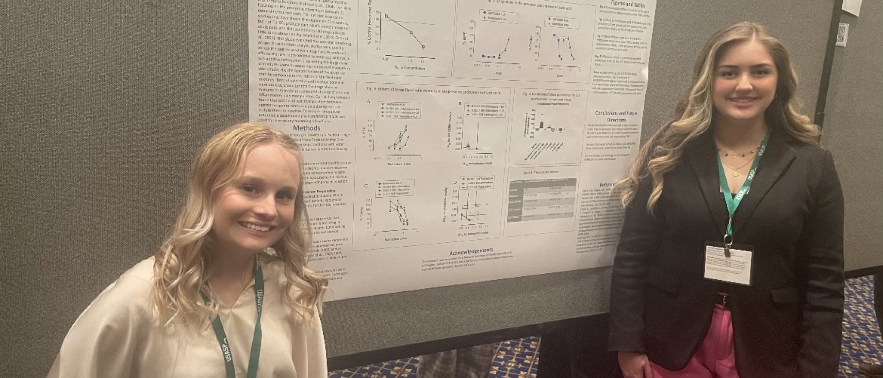 Lily Bennett, ’25 (left), and Hannah LaCourse, ‘23 (right) at the 2023 USASP meeting at Duke University in front of their poster.