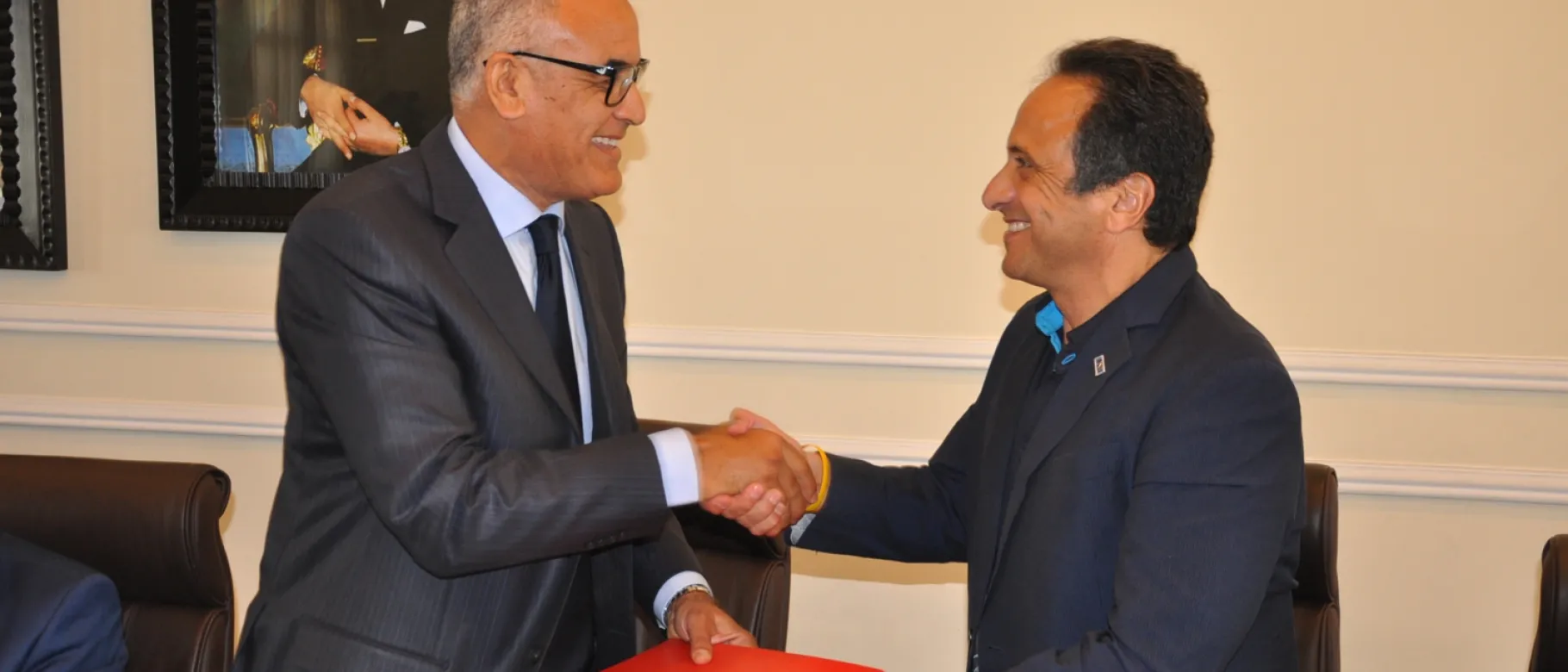 Anouar Majid and Abdelhamid Aberchan shake hands