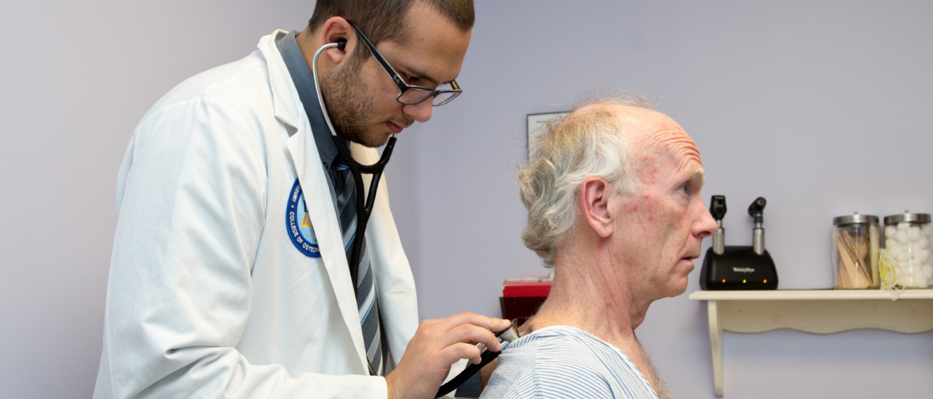 A UNE medical student treats an older patient