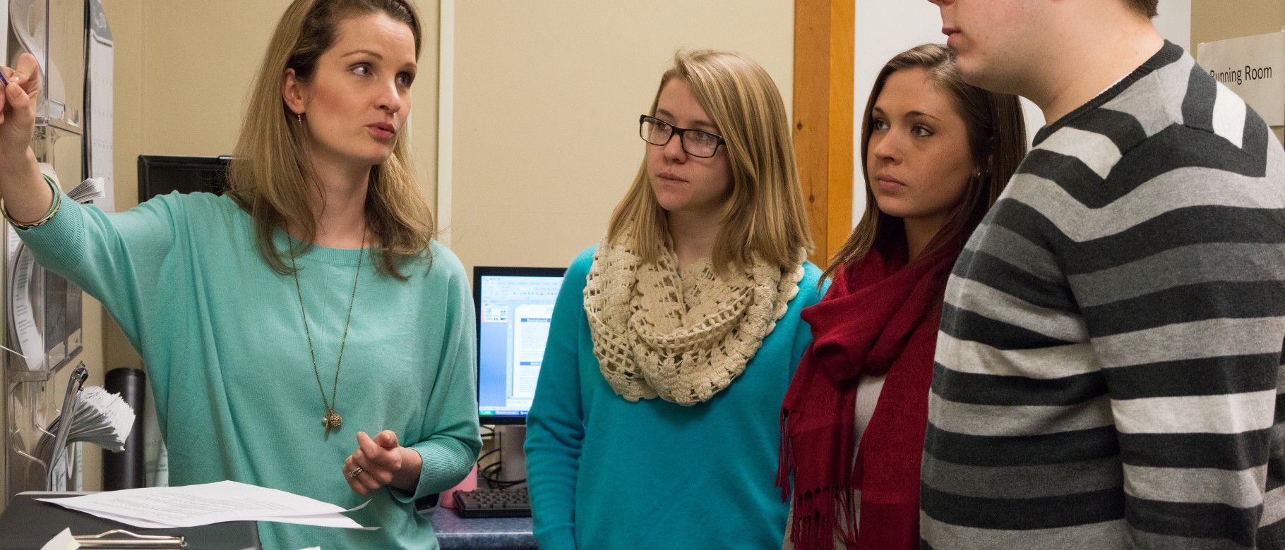Jennifer Stiegler-Balfour with her students in the psychology lab