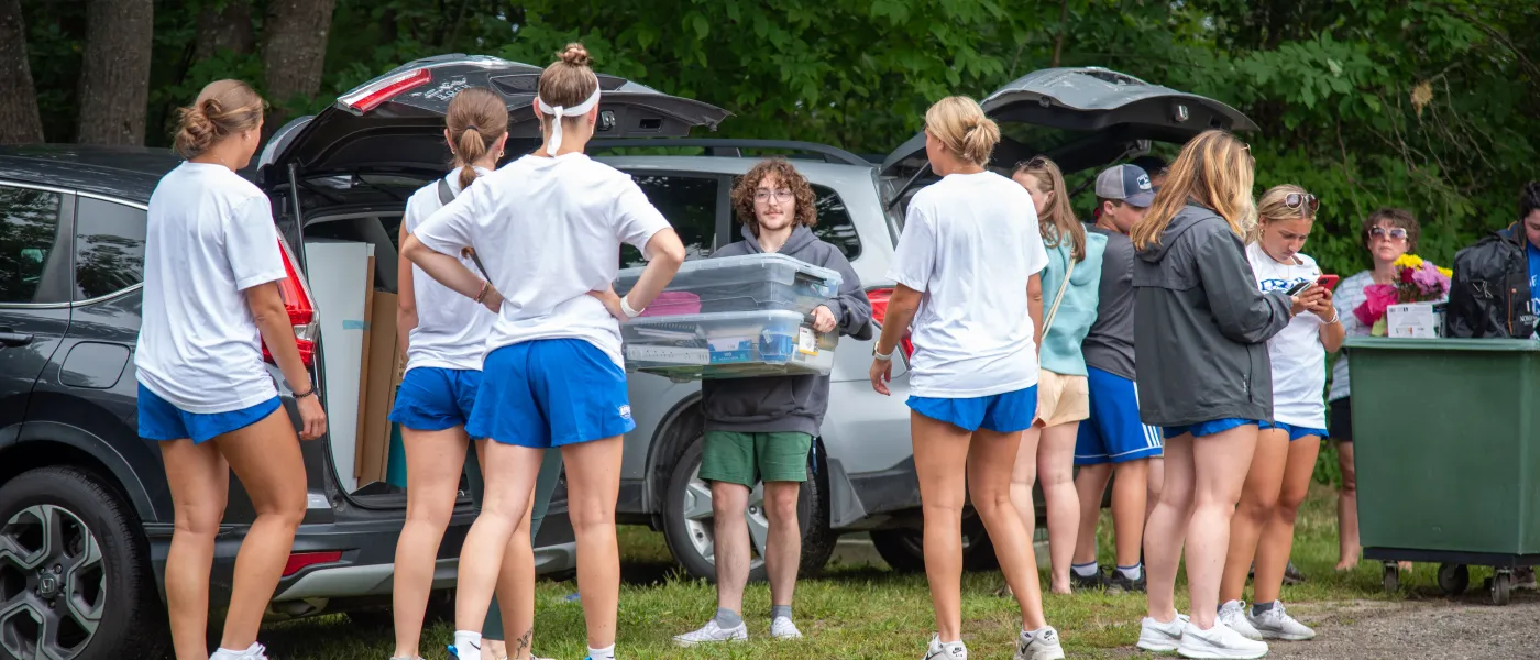UNE student movers assist a first-year student