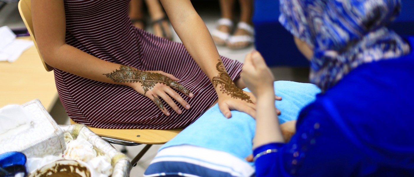 UNE Student getting Henna