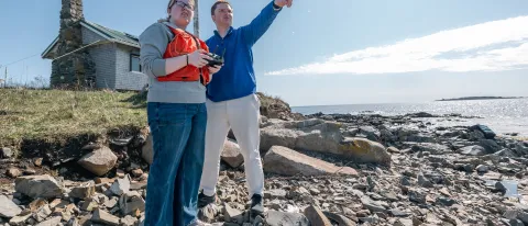 UNE installs seismograph on Ram Island