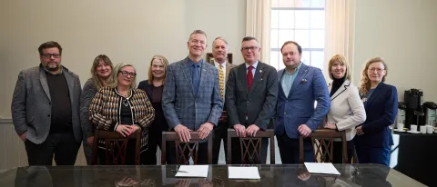 UNE leadership and a Norwegian academic delegation pose for a group photo
