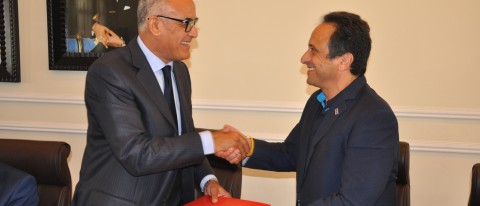 Anouar Majid and Abdelhamid Aberchan shake hands