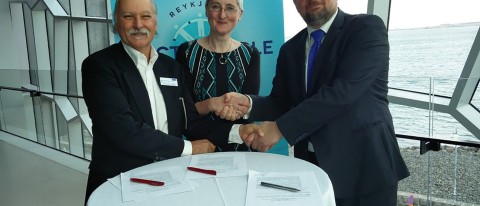 UNE's Barry Costa-Pierce shakes hands with Erla Björk Örnólfsdóttir and Eyjólfur Guðmundsson