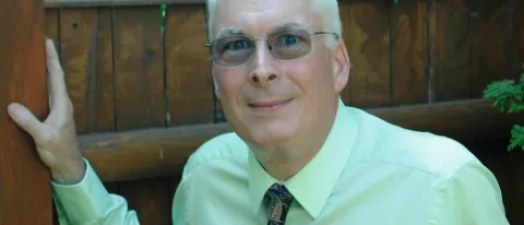 Tom Meuser provided tips and advice to Healthline about caring for a person with Alzheimer's