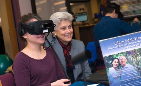 A physician assistant student wears a VR headset 