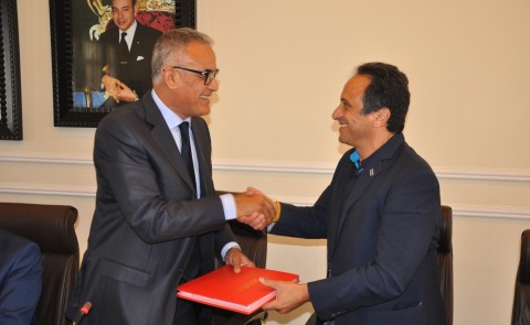 Anouar Majid and Abdelhamid Aberchan shake hands
