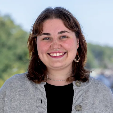 Headshot of Sydney Halle