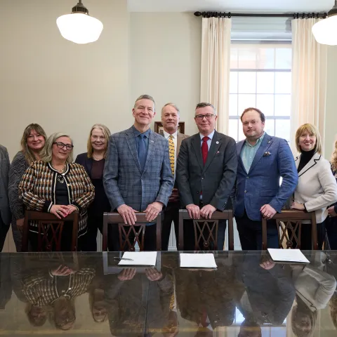 UNE leadership and a Norwegian academic delegation pose for a group photo