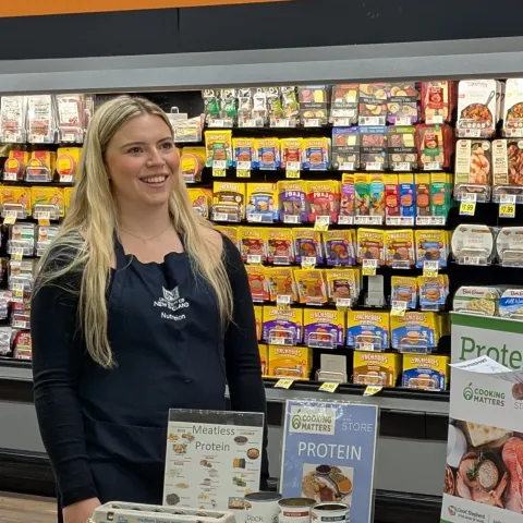 University of New England students majoring in nutrition hosted a “Cooking Matters” grocery store event for the Biddeford community at a local Hannaford supermarket on Friday, March 27. 